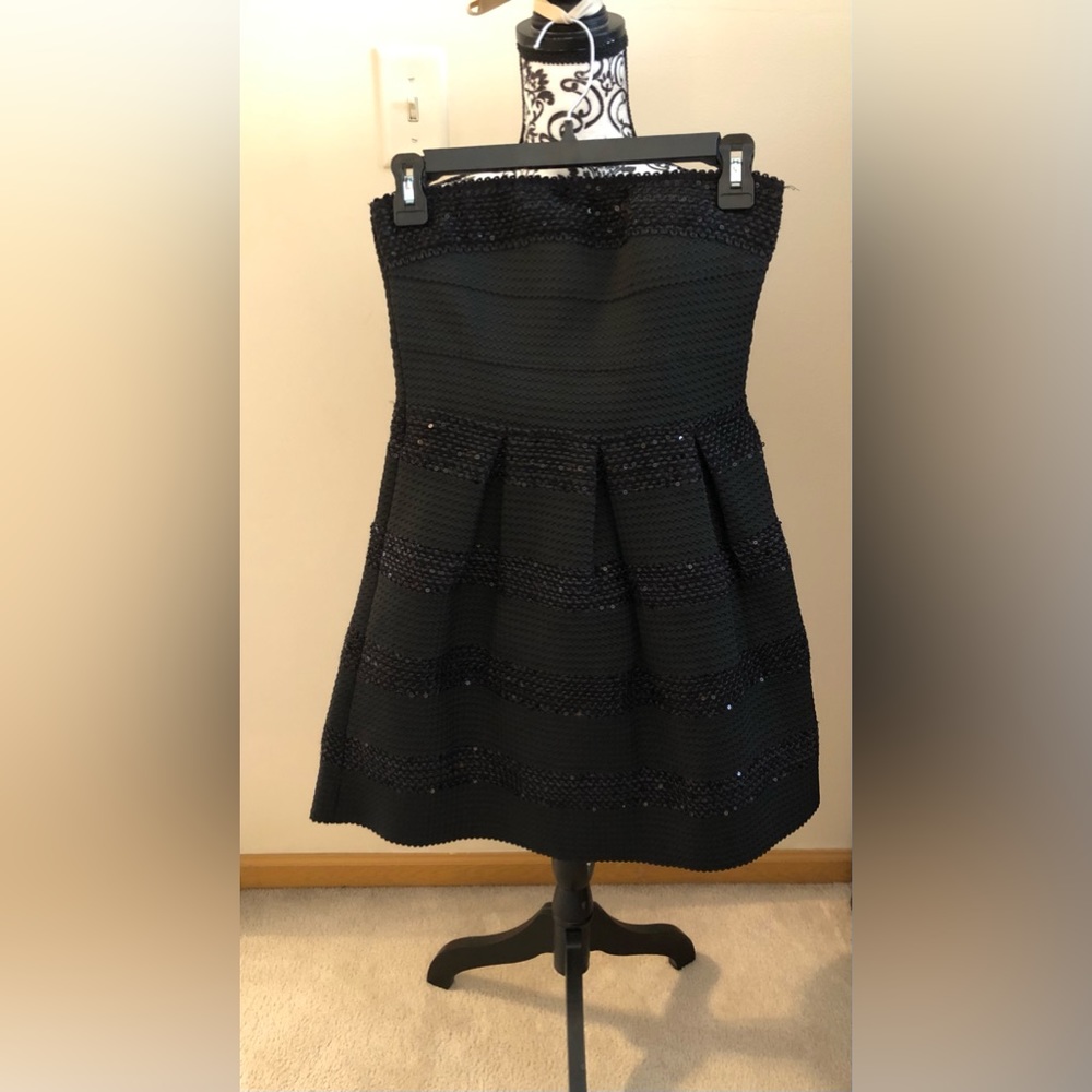 Worn only once, prom, wedding, formal dress. Beautiful strapless mini